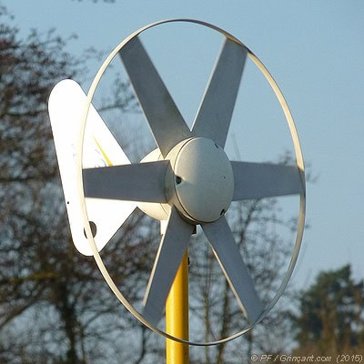 Mini éolienne sur une péniche