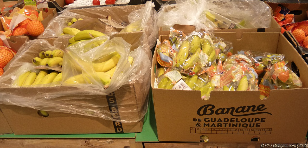 Photo libre de droit de Bananes Fraîches Dans Des Boîtes En Carton
