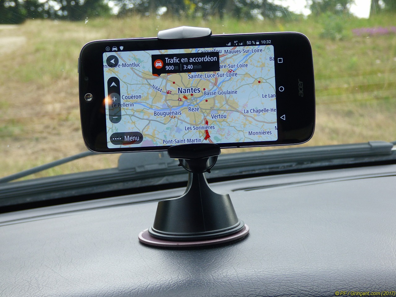 Smartphone GPS en voiture : support ventouse ou support grille d