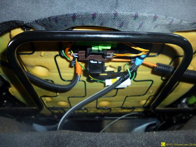 Câblage/connecteurs airbags et prétensionneur de ceinture sous fauteuil passager