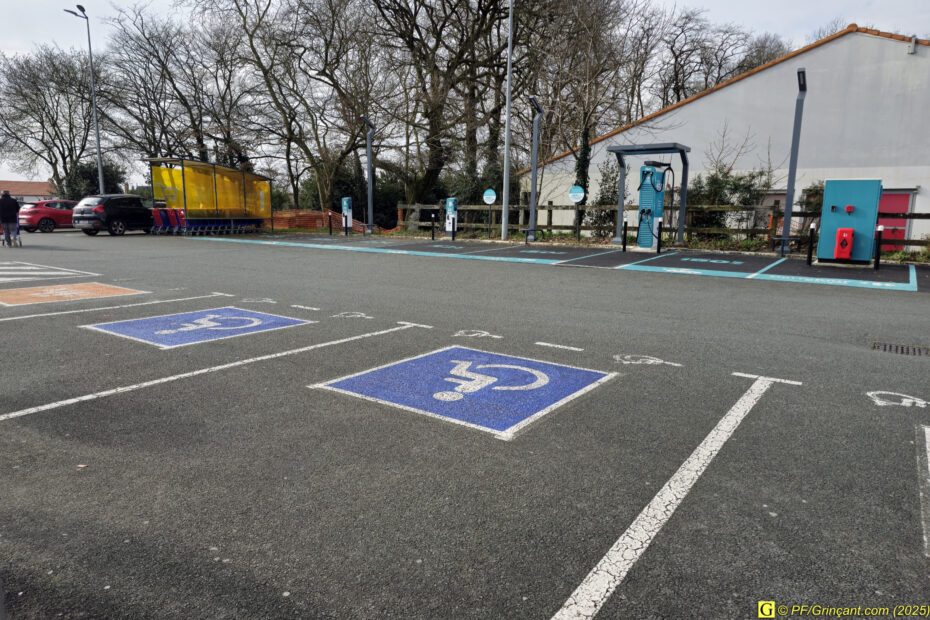 Parking d'un hypermarché, emplacemens privilégiés : handicapés vs voitures électriques